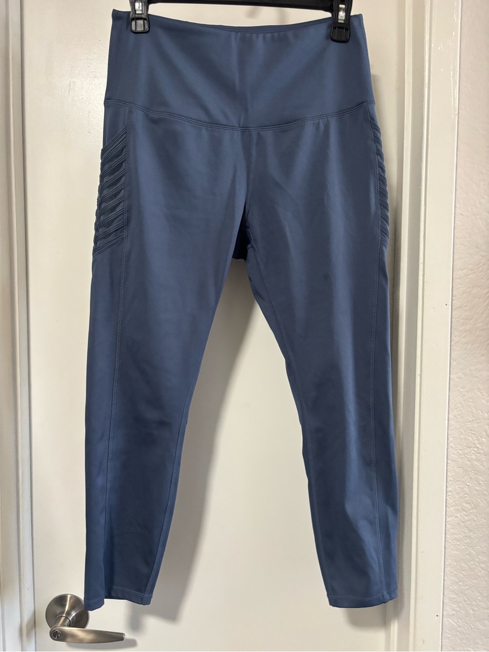 High-Waist Blue Leggings with Side Textured Pockets